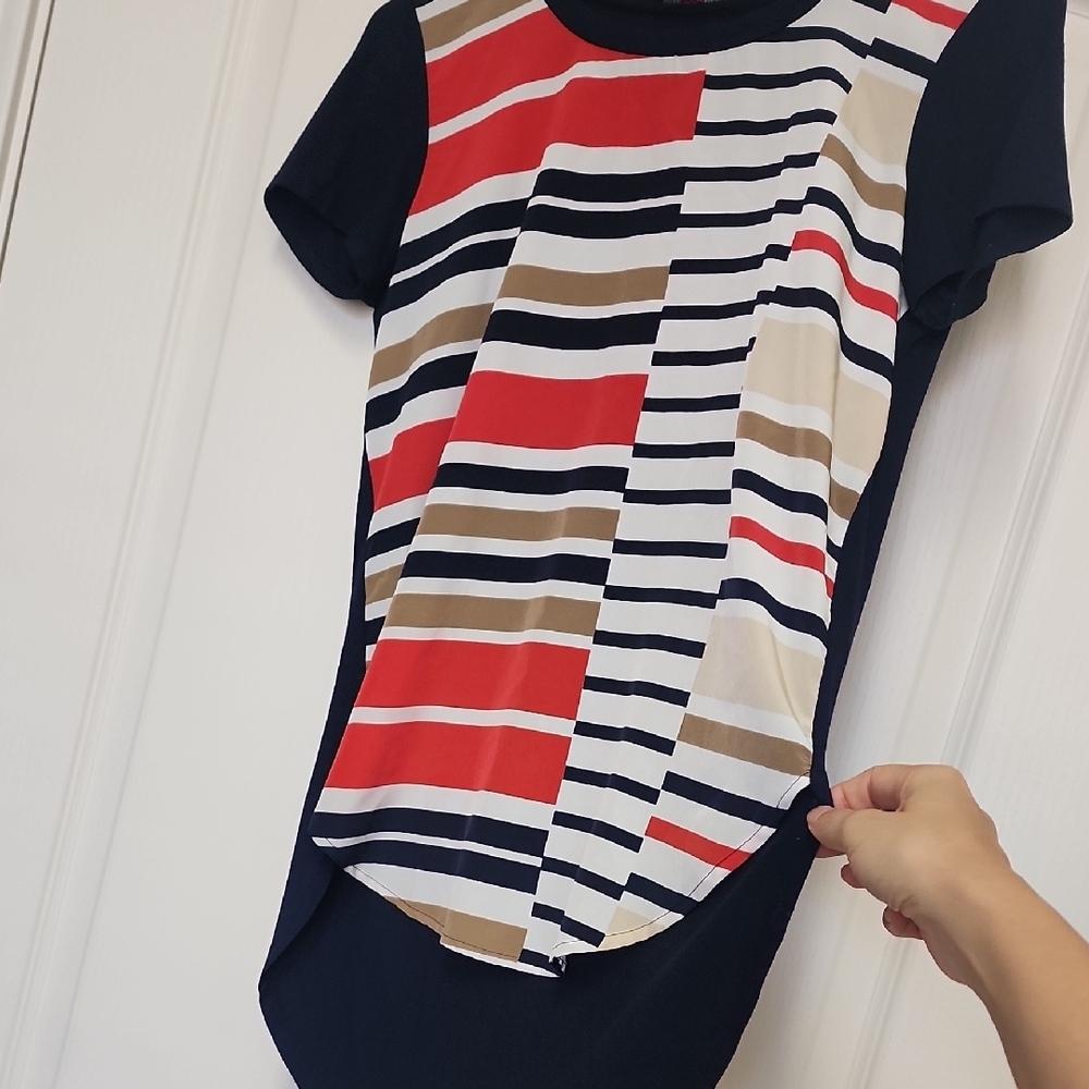 Vince Camuto Blue and Red Graphic Short Sleeve T-Shirt - Picture 4 of 5